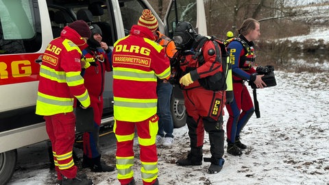 Taucher der DLRG an der Günz bei Ichenhausen. In Ichenhausen-Hochwang im Kreis Günzburg mussten Feuerwehr und DLRG-Taucher gestern Nachmittag ein Auto aus der Günz bergen.