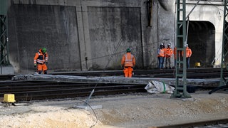Ein Betonteil liegt quer über mehreren Bahngleisen. Das sieben Tonnen schwere Stück war bei Abrissarbeiten aus der Wallstraßenbrücke gebrochen und auf die Gleise gekracht.
