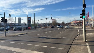 Über diese Kreuzung in der Blaubeurer Straße in Ulm ist der Autofahrer bei Rot gefahren und hat dabei eine Radfahrerin erfasst. Die 22-Jährige wurde schwer verletzt. 