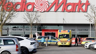 Drei Menschen hat ein Mann im Media Markt in Ulm mit einem Messer verletzt. Der 29-jährige Verdächtige stand seit 2024 unter Führungsaufsicht. Aber was genau heißt das eigentlich?