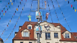 Manuel Hagel-Plakate am Ehinger Narrenbaum. Inzwischen wurden sie abgehängt.