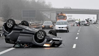 Ein Unfall mit vier Fahrzeugen auf der A8 bei Ulm hat ein großes Trümmerfeld hinterlassen. 