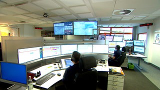 Unzählige Computerbildschirme in der Integrierten Leitstelle in Aalen mit Informationen für die Beschäftigten: Der Notfall - und der Notruf 112 - sind für sie Alltag.