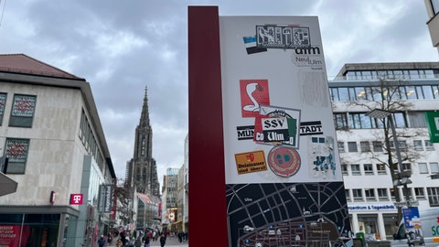 Sticker der sogenannten Ultras, einer Fangruppe des SSV Ulm 1846 Fußball, sind weitverbreitet in der Stadt. Die SPD fordert: die Aufkleber müssen weg.