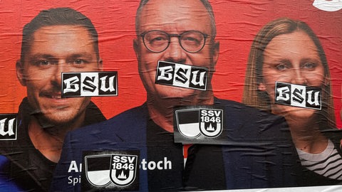 Ein mit SSV-Sticker vollbeklebtes Wahlplakat der SPD in der Oststadt in Ulm. Die SPD will deswegen Strafanzeige wegen Sachbeschädigung stellen.