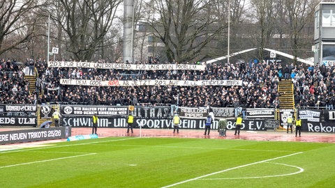 Bei einem Spiel des SSV Ulm 1846 Fußball hielten die Fans Banner in die Höhe, auf denen sie die SPD und ihren Sticker-Antrag auf die Arm nehmen.