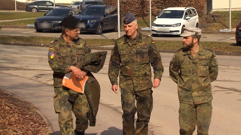 Brigadegeneral Thomas Seifert (Mitte) unterwegs in der Ulmer Wilhelmsburgkaserne. 