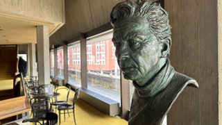 Die Büste von Herbert von Karajan im Foyer des Theaters Ulm ist an einer Säule befestigt. 