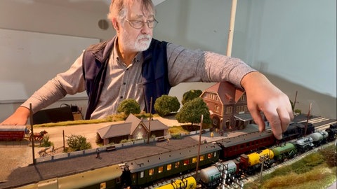 Uwe Siedentop brennt für Modelleisenbahnen und bastelt an seinem Modell der Brenztalbahn.