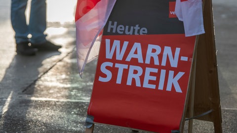 Ausgerechnet am verkaufsoffenen Sonntag in Ulm hat ver.di Warnstreiks bei Bussen und Straßenbahnen angekündigt (Symbolbild).  