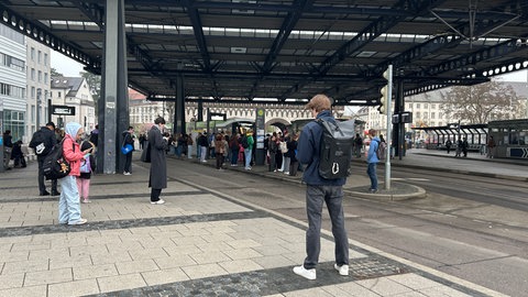 Auch am Ehinger Tor in Ulm sind am Montagmorgen wegen eines Warnstreiks Busse und Straßenbahnen ausgefallen. Das hat im Berufsverkehr vor allem Pendler, Schülerinnen und Schüler betroffen. Der Warnstreik soll auch am Dienstag weitergehen.