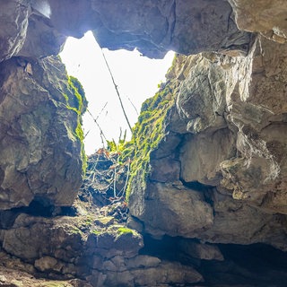 Blick auf die Bocksteinhöhle im Lonetal (Alb-Donau-Kreis). Eine Achtjährige war beim Wandern durch eine Spalte drei Meter in die Tiefe gestürzt. 