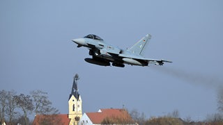 Ein Kampfjet der Bundeswehr im Tiefflug. (Symbolbild)