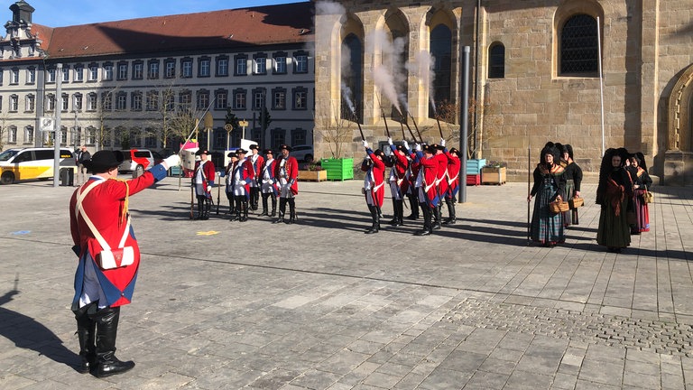 Die Ellwanger Bürgergarde eröffnete die Landesgartenschau 2026 mit Schüssen auf dem Marktplatz und an mehreren Orten in Ellwangen. 