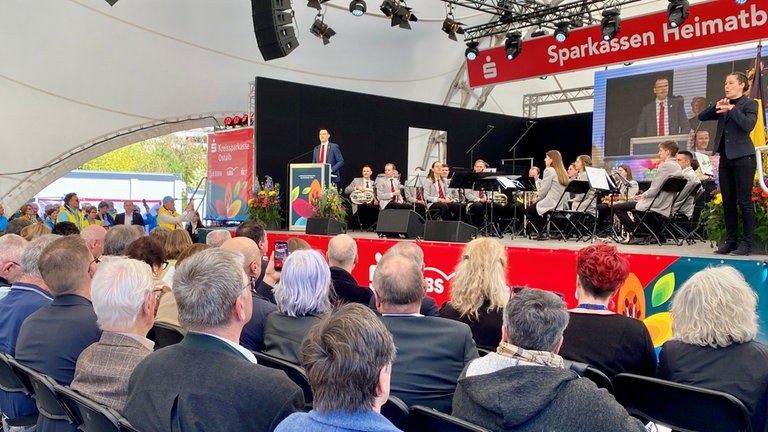 Oberbürgermeiser Michael Dambacher bei der Eröffnungsfeier der Landesgartenschau in Ellwangen. 