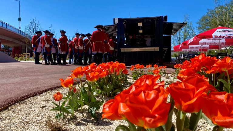 Nach der Eröffnung der Landesgartenschau: Die Ellwanger Bürgergarde macht Pause an der Strandbar am neuen Stadtstrand von Ellwangen. 