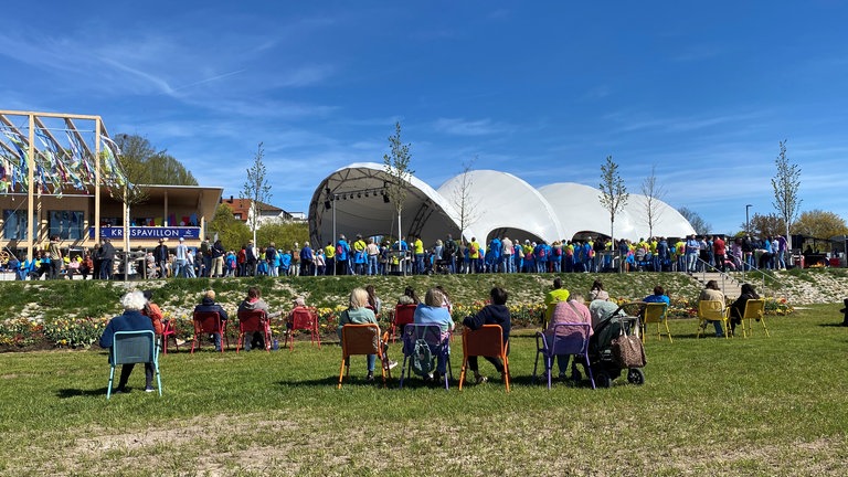 Viele Besucherinnen und Besucher bei der Eröffnungsfeier der Landesgartenschau 2026. 