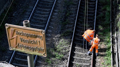 Ein gerissenes Tragseil hatte auf der Strecke zwischen Ulm und dem Örlinger Tal in Richtung Stuttgart einen Stromausfall ausgelöst.