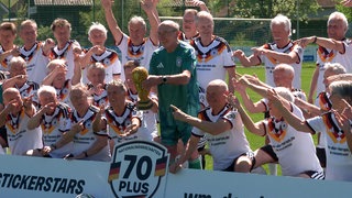 Die inoffizielle Ü75-Nationalmannschaft von Deutschland. Sie wollen eine Revanche für das Wembley-Tor bei der WM vor 60 Jahren.