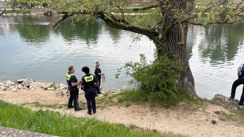 Die Polizisten warfen dem Mann am Neu-Ulmer Ufer ein Seil zu, um ihn aus der Donau zu retten. Dieses wollte er aber nicht ergreifen und schwamm zunächst weiter. Feuerwehrleute holten den Mann schließlich aus dem Fluss in ihr Boot. 