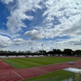 Das Ulmer Donaustadion von der leeren Tribüne. Trotz Abszeig in der Regionalliga soll an dem Umbau festgehalten werden.