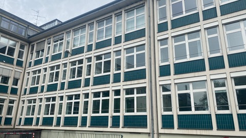 Nur eine Übergangslösung - zwei kleine Räume in einem Nachbargebäude dienen momentan als Provisorium für den neuen Theaterfundus.