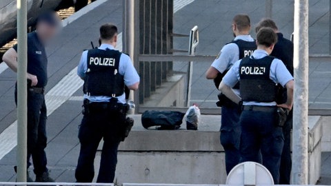 Am Bahnhof Beimerstetten wurde der verdächtige Gegenstand, ein Benzinkanister, im ICE 514 von der Polizei beschlagnahmt.