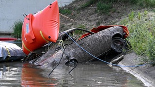 Eigentlich war das mal ein schönes Auto. Vermutlich wurde der Manta vor Jahrzehnten in der Donau versenkt.