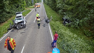 Bei dem Frontalzusammenstoß auf der Ebnater Steige sind sowohl der Unfallverursacher als auch der Fahrer des entgegenkommenden Wagens und seine Beifahrerin schwer verletzt worden. Die Landesstraße war mehrere Stunden gesperrt.