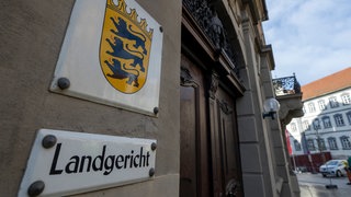Die Türe zum Landgericht Ellwangen: Die Staatsanwaltschaft hat beim Landgericht Ellwangen Anklage gegen einen 33-Jährigen erhoben. Der Mann soll im April 2025 einen Mann am Ellwanger Bahnhof angegriffen und getötet haben.