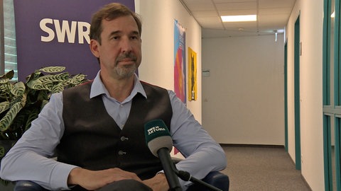 Der Leiter der Volkshochschule Ulm, Christoph Hantel, beim SWR Interview. 