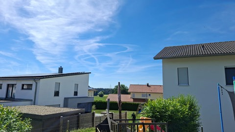 Auch bei Ellwangen waren am Donnerstag kringelförmige Kondensstreifen am Himmel zu sehen.
