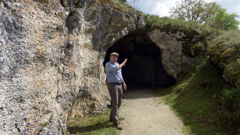 Der Archäologe Nicholas Conard im Mai 2017 vor der Höhle Vogelherd bei Niederstotzingen. In der Höhle hat seine Forschungsgruppe 2006 ein kleines Mammut aus Elfenbein gefunden.