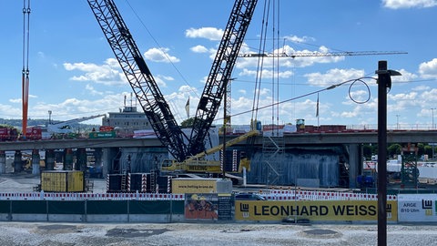 Eingepackt in eine Schutzfolie erkennt man das Blaubeurer Tor unter der darüberführenden Brücke kaum. Seit Montag wird diese entfernt.