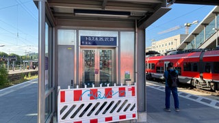 In diesem Aufzug zwischen Gleis vier und sechs sind Menschen steckengeblieben. Er ist inzwischen wie weitere Aufzüge zwischen Fußgängerbrücke und Bahnsteigen gesperrt.
