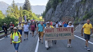 Teilnehmer an einer Demonstration auf der Fernpassstrecke in Tirol am 27. Juni 2026