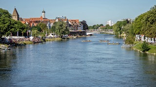 Die Donau als Mittelpunkt des Festes: An ihren Ufern wird zehn Tage lang die Vielfalt gefeiert (Archivbild).
