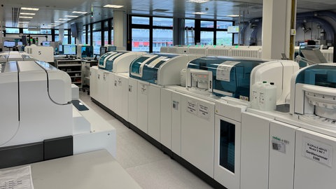 Über eine dünne Rohrleitung gelangen Proben vom Campus Nord ins Zentrallabor der Universitätsklinik Ulm. Die Leitung ist 1,6 Kilometer lang.