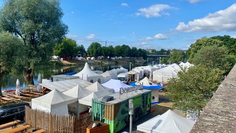 Während des Internationalen Donaufests verwandeln sich die Ufer von Ulm und Neu-Ulm in eine Zeltstadt aus Essens- und Kunsthandwerksständen. 