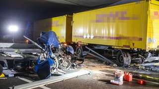 Ein Kleintransporter ist bei einem Unfall auf der A8 mit einem Lkw zusammengestoßen.