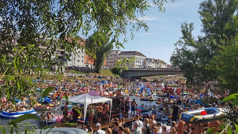 Beim Nabada treiben jedes Jahr Tausende Menschen auf Gummibooten, selbstgebauten Flößen oder mit Schwimmtieren die Donau hinunter. Dieses Jahr könnte es bei dem Fest auf der Donau etwas langsamer zugehen als gewöhnlich (Archivbild).