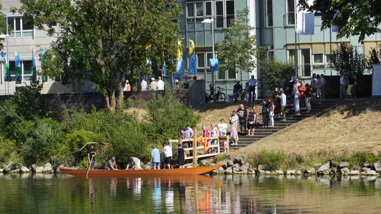 Wem der Weg zu Fuß zu weit war, hatte beim Donaufest 2026 die Möglichkeit mit der Zille das Ufer zu wechseln. 
