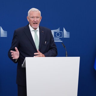 Der Ulmer Kinder- und Jugendpsychiater Professor Jörg Fegert am Montag in Brüssel bei einer Pressekonferenz im EU-Hauptquartier: Zuvor war ein Bericht über die Sicherheit von Kindern im Internet veröffentlicht worden. Die Experten empfehlen, den Zugang zu Social Media für Kinder unter 13 Jahren in allen Mitgliedsländern zu beschränken.
