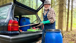 Mit Tonnen und Werkzeug macht sich Ameisenheger Franz Gregetz am Waldstück an der A8 bei Elchingen an die Arbeit. Millionen von Ameisen müssen wegen des Ausbaus der Autobahn umgesiedelt werden.