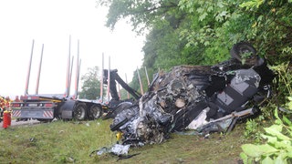 Bei einem Unfall mit einem Lkw auf der B492 ist am Donnerstagmorgen ein 18-Jähriger schwer verletzt worden.