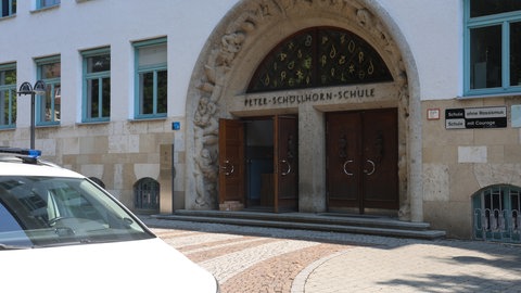 An der Schöllhorn-Schule in Neu-Ulm hat es einen Großeinsatz von Rettungskräften gegeben.