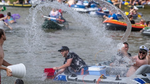 Nabader auf der Donau in Ulm - Strakregen könnte dafür sorgen, dass vermehrt Keime ins Wasser kommen