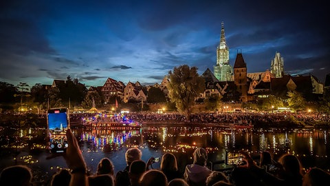 Bei der Lichterserenade treiben tausende Lichter auf der Donau.