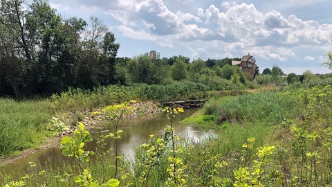 Die renaturierte Jagst gehört genauso zur Landesgartenschau Ellwangen wie der Aussichtsturm "Jagstblick". Das Bauwerk im Hintergrund ist fast 15 Meter hoch und hat eine Röhrenrutsche bis nach unten.