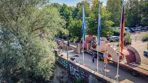 Ein Lastwagen liefert Bootsteile an: Am Schwörmontag beginnt der Aufbau der Themenboote fürs Nabada an der Donau